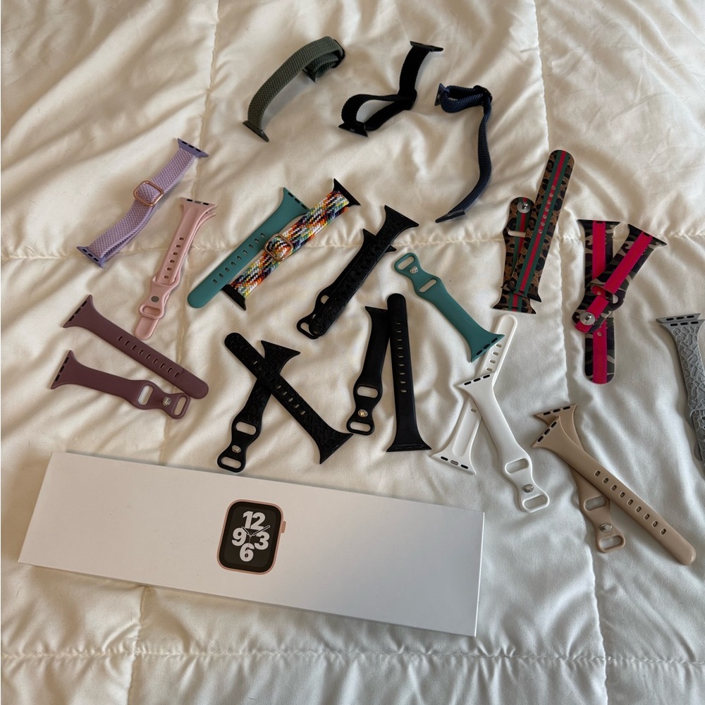Apple Watch SE 40mm Gold Apple Watch and lot of Bands